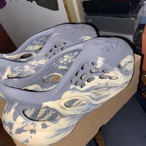 Foam runner yeezy size 9